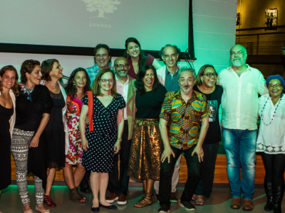 Grupo reunido sorri para a foto